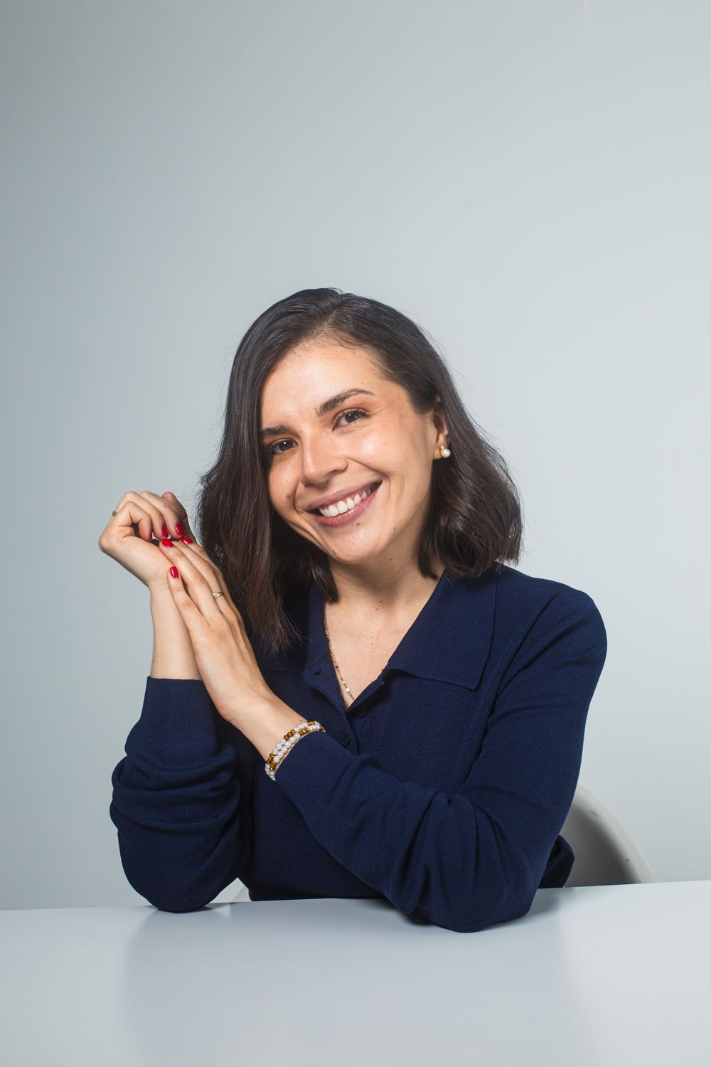 Daniela de Mazava sonriendo con blusa azul