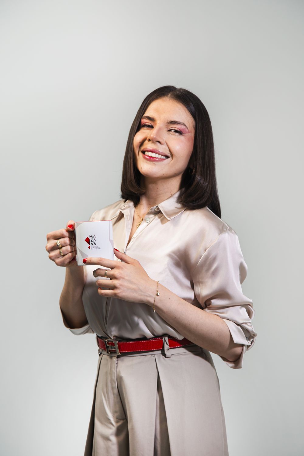 Daniela de Mazava con una taza de café