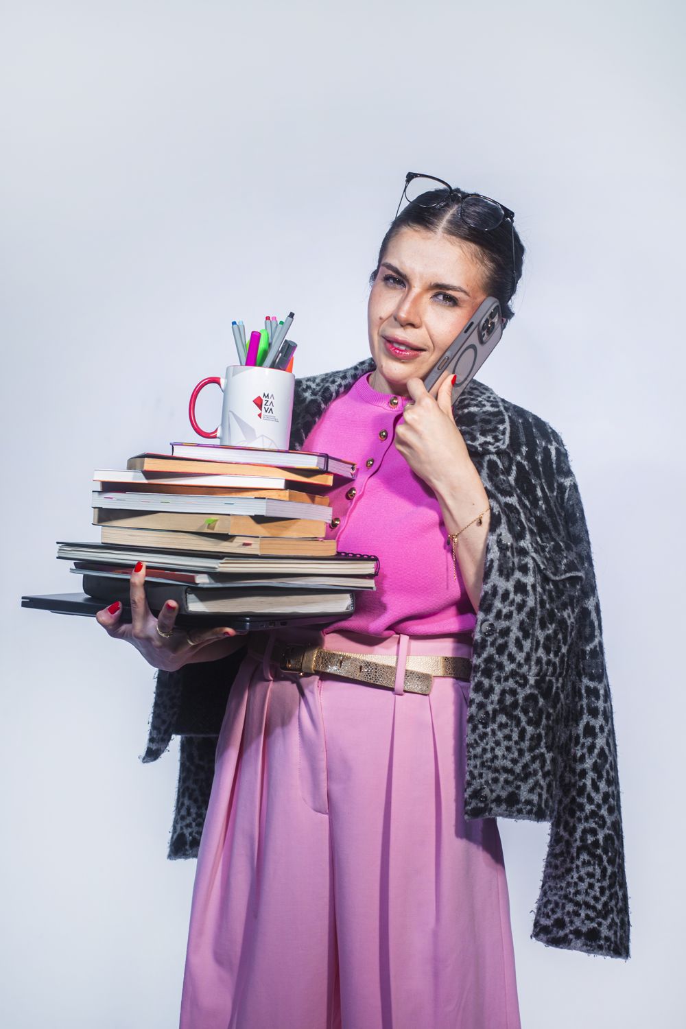 Daniela de Mazava hablando por teléfono con libros en la mano