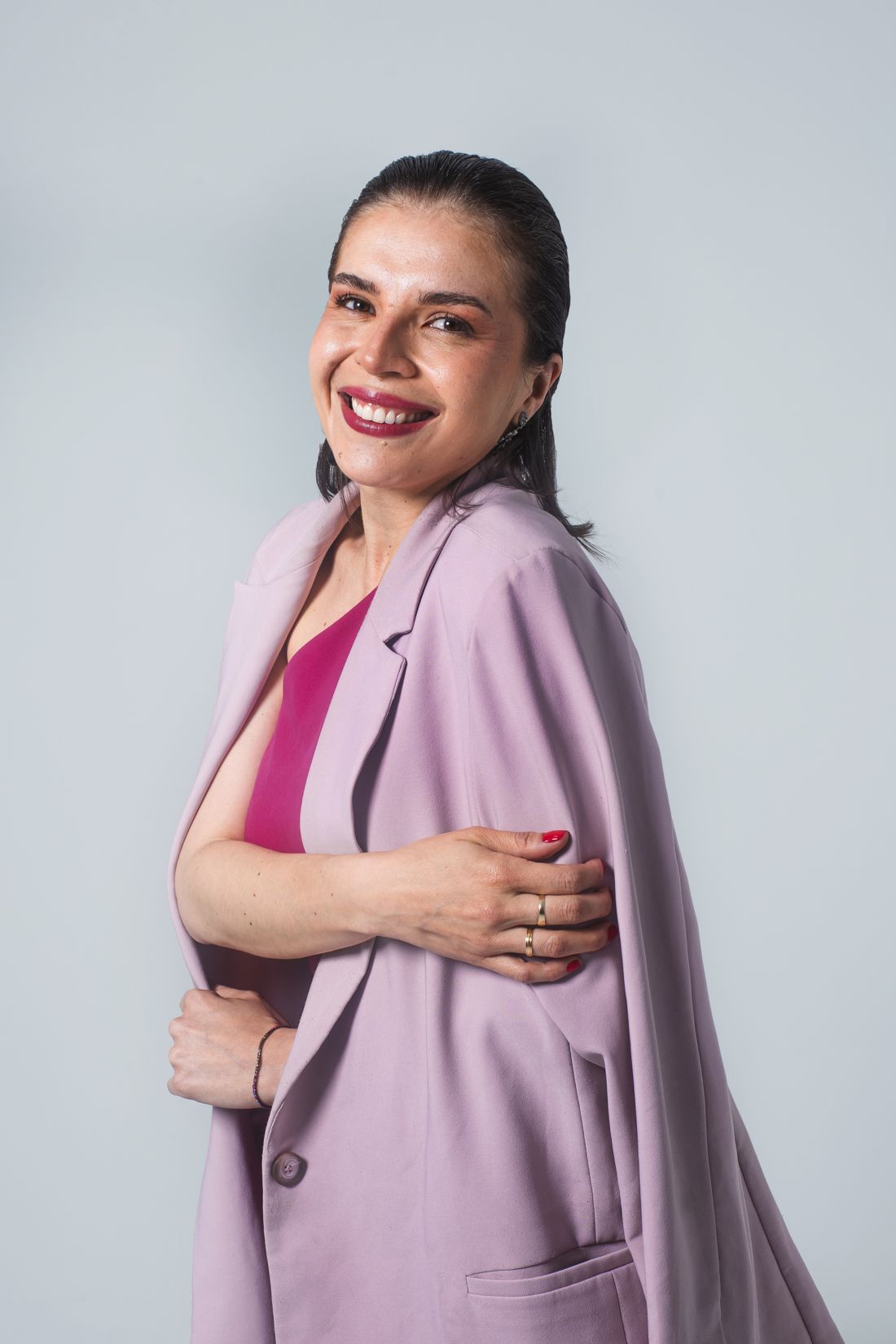 Daniela de Mazava sonriendo con blazer lila