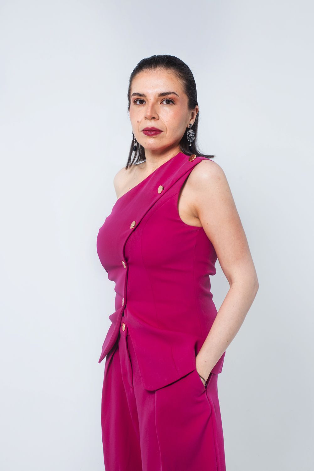 Daniela de Mazava con traje fucsia